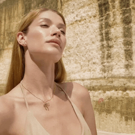 Aine Bow-shaped Necklace